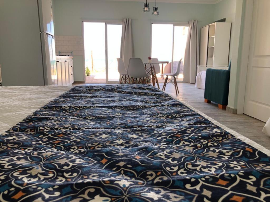 ein großer Teppich auf dem Boden in einem Zimmer in der Unterkunft Las Piedritas Casa de Mar Loft in Las Grutas