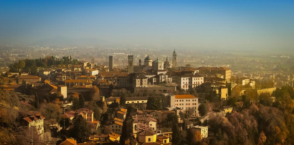 Výhľad na mesto Bergamo alebo výhľad na mesto priamo z penziónu