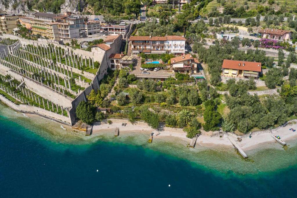 una vista aerea di un resort su una spiaggia di Hotel Al Rio Se a Limone sul Garda