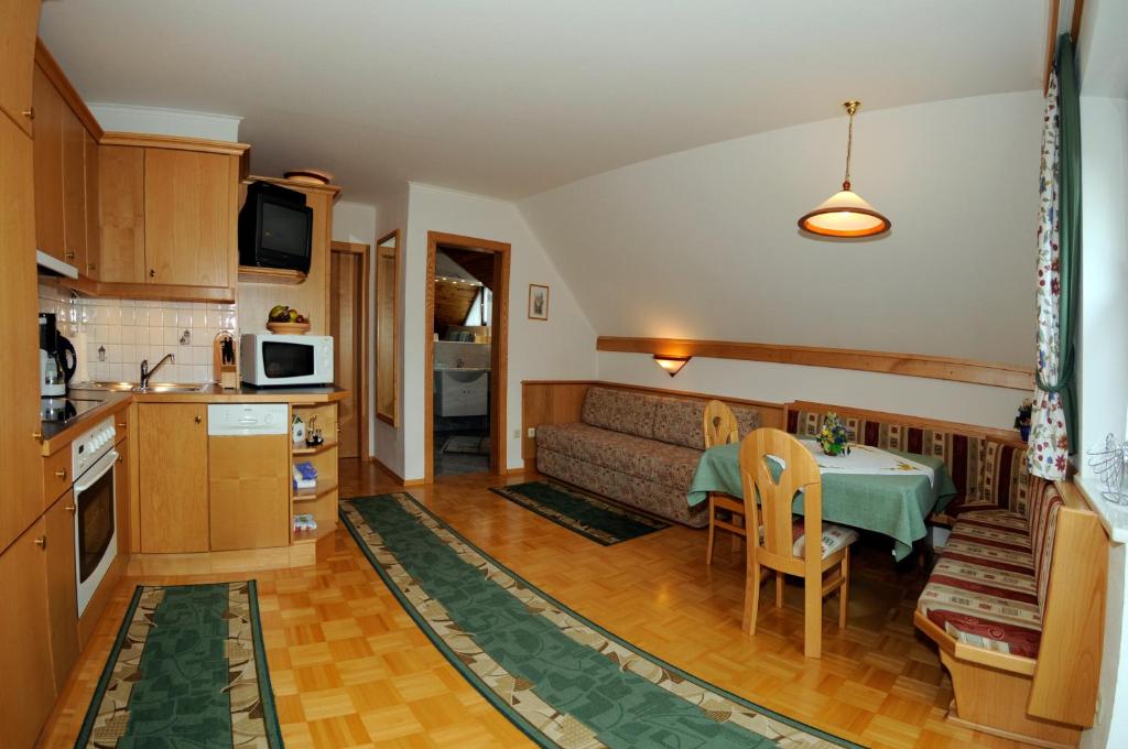 Kuchyň nebo kuchyňský kout v ubytování Gasthof zur Gams