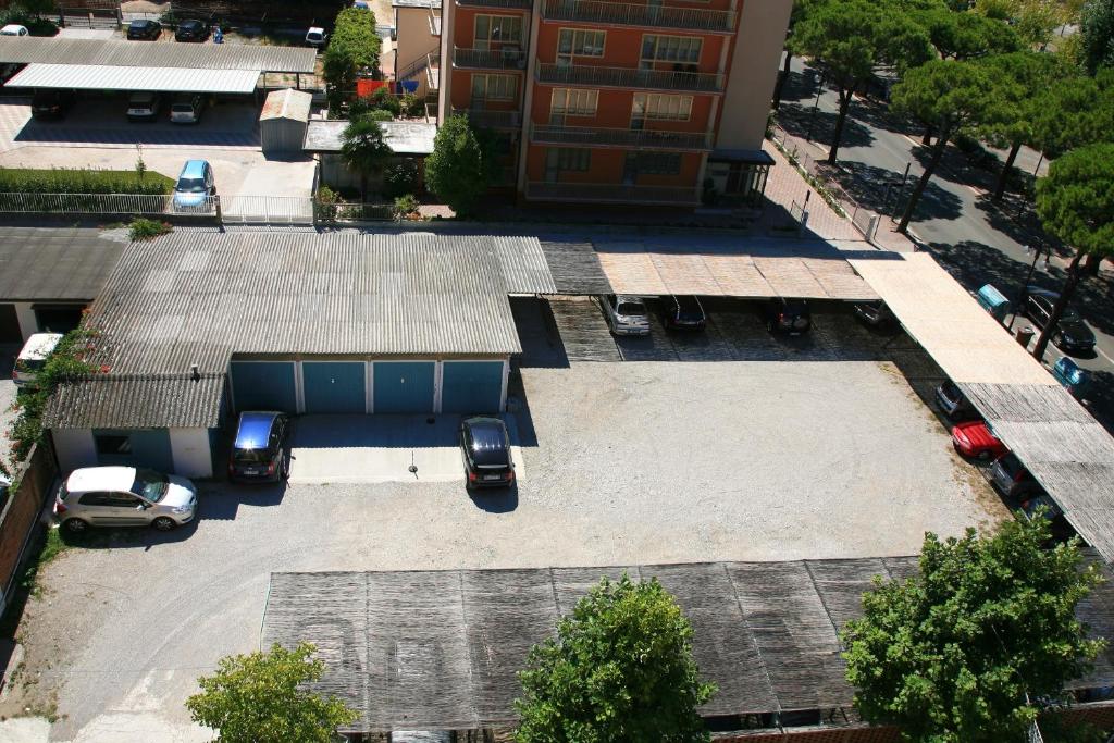 The surrounding neighborhood or a neighborhood close to a szállodákat