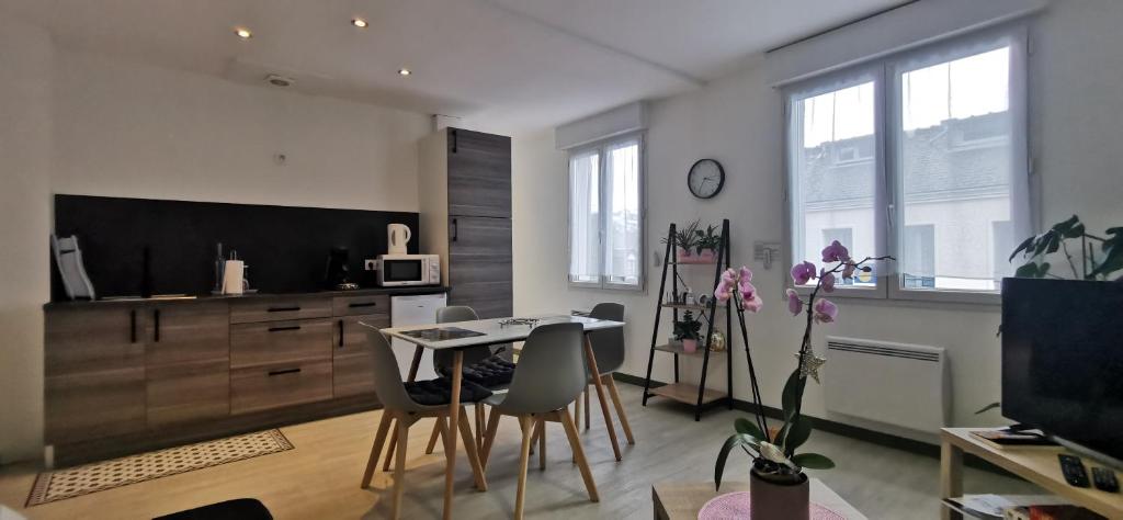阿热莱斯加佐斯特Appartement cocooning avec vue sur les Pyrénées的房间里有一张桌子和几把椅子的厨房
