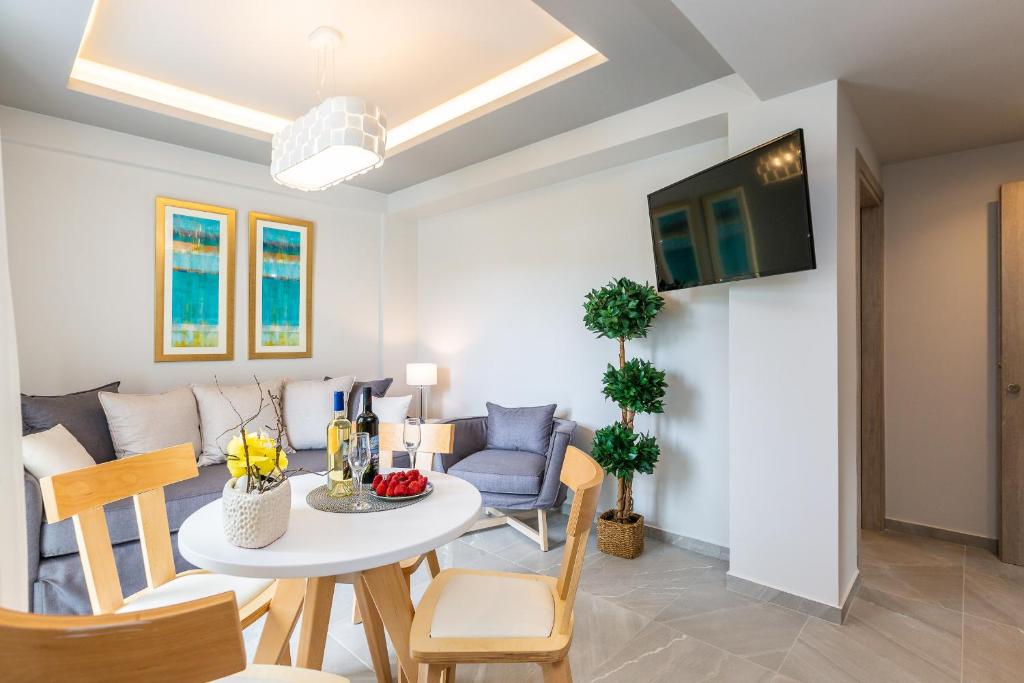 TV a/nebo společenská místnost v ubytování Akrogiali Apartments "by Checkin"