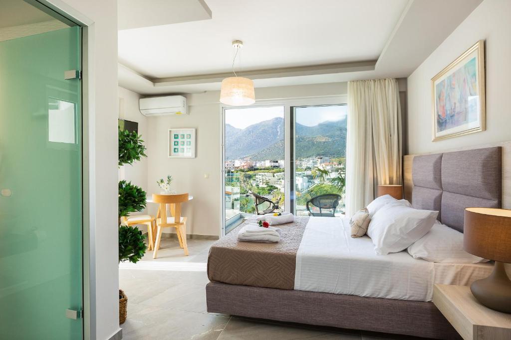 Nespecifikovaný výhled na hory nebo výhled na hory při pohledu z aparthotelu