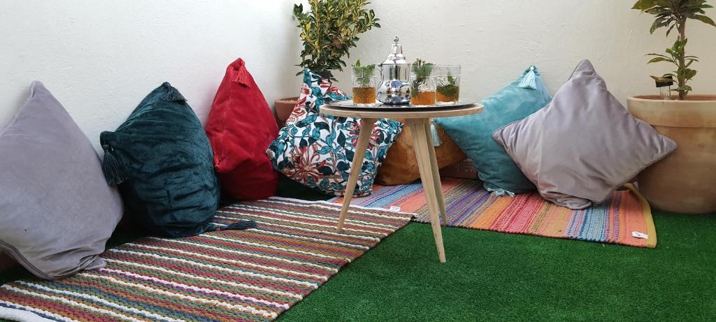 - une table avec un bouquet d'oreillers au sol dans l'établissement Appart ZIAD TANGER - Free WIFI, à Tanger