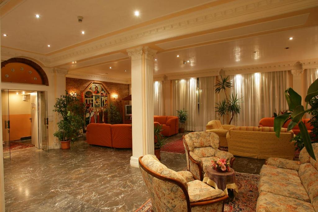 A seating area at Hotel Smeraldo