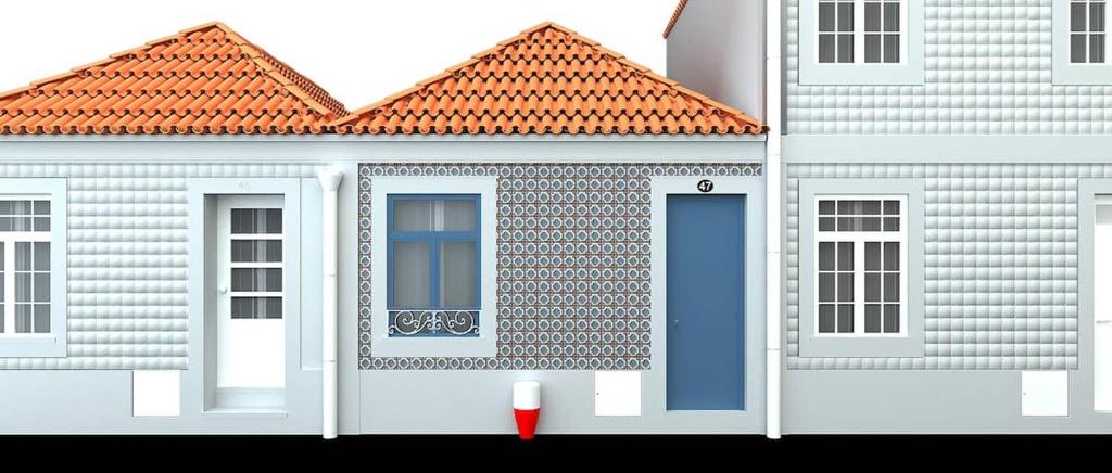 アヴェイロにあるCasa da Porta Azulの青いドアと窓のある白い家