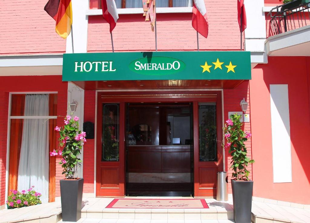 The facade or entrance of Hotel Smeraldo