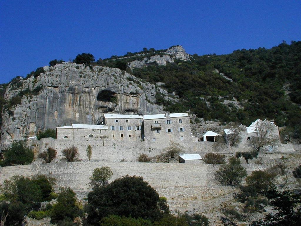 an old building on a hill with a mountain at Villa Jasmin in Bol