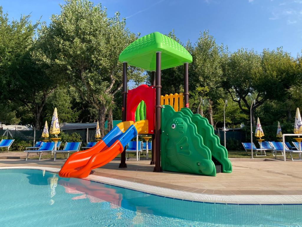 Bazén v ubytování Camping Parco Capraro nebo v jeho okolí