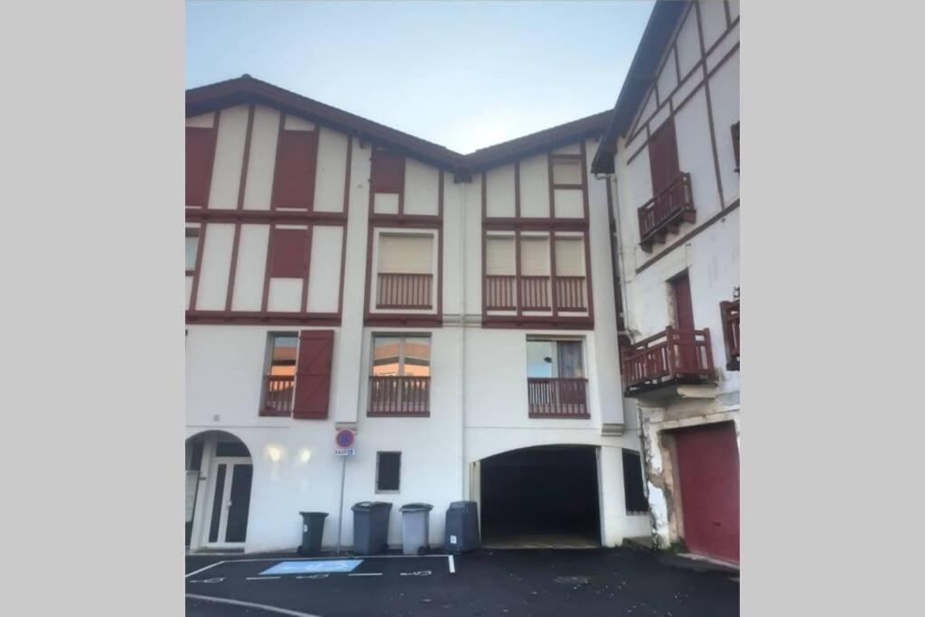 - un grand bâtiment blanc avec balcon dans l'établissement Itsas Aldea T2 à 3 min à pieds de la baie de St Jean de Luz, à Saint-Jean-de-Luz