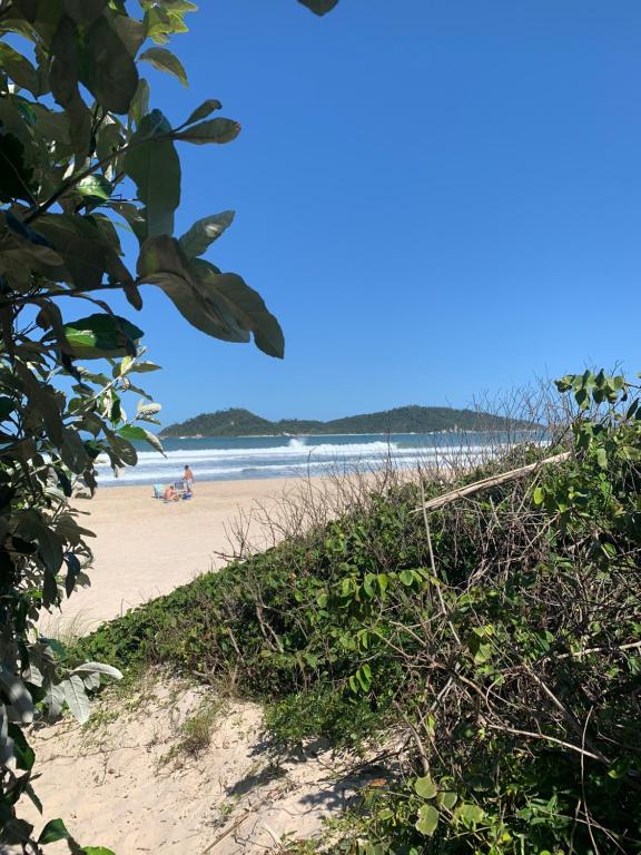  Dois quartos em frente à praia do Campeche