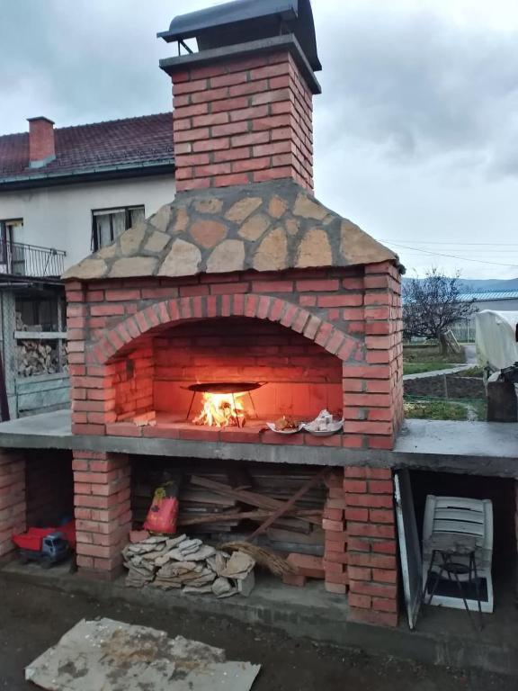 Gril dostupný pro hosty v apartmánu