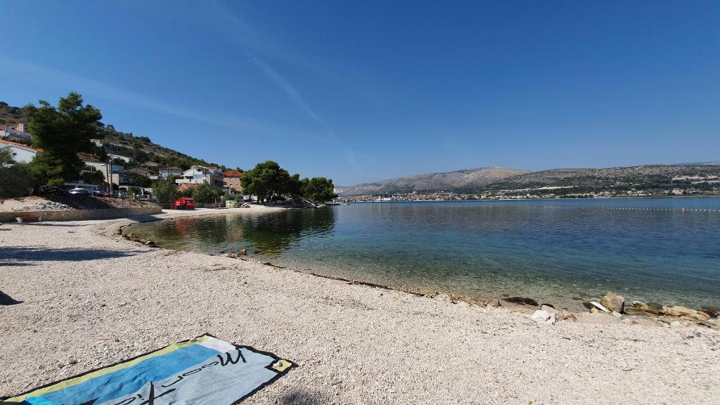 ein Drachen, der am Strand neben einem Wasserkörper liegt in der Unterkunft Vila Mara in Trogir