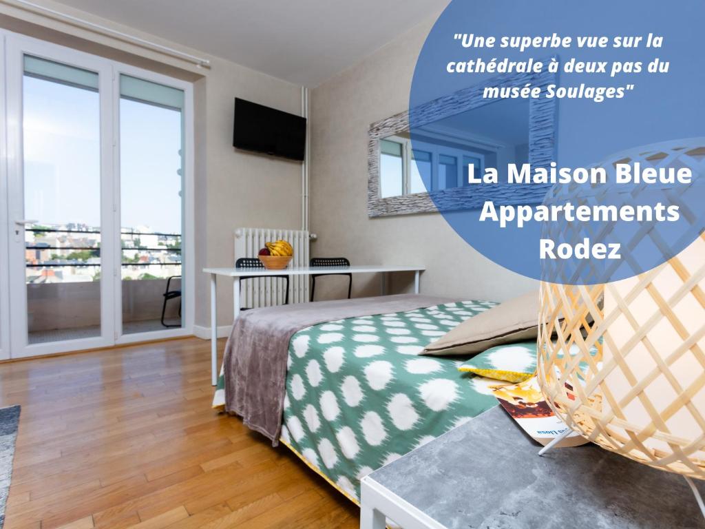 um quarto com uma cama, uma secretária e uma janela em Cocon, vue Rodez, terrasse, box, musée Soulages em Rodez