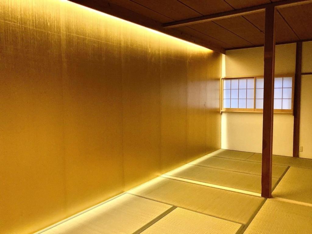 a room with a yellow wall and a window at ＡＴＴＡ ＨＯＴＥＬ ＫＡＭＡＫＵＲＡ - Vacation STAY 16380v in Kamakura