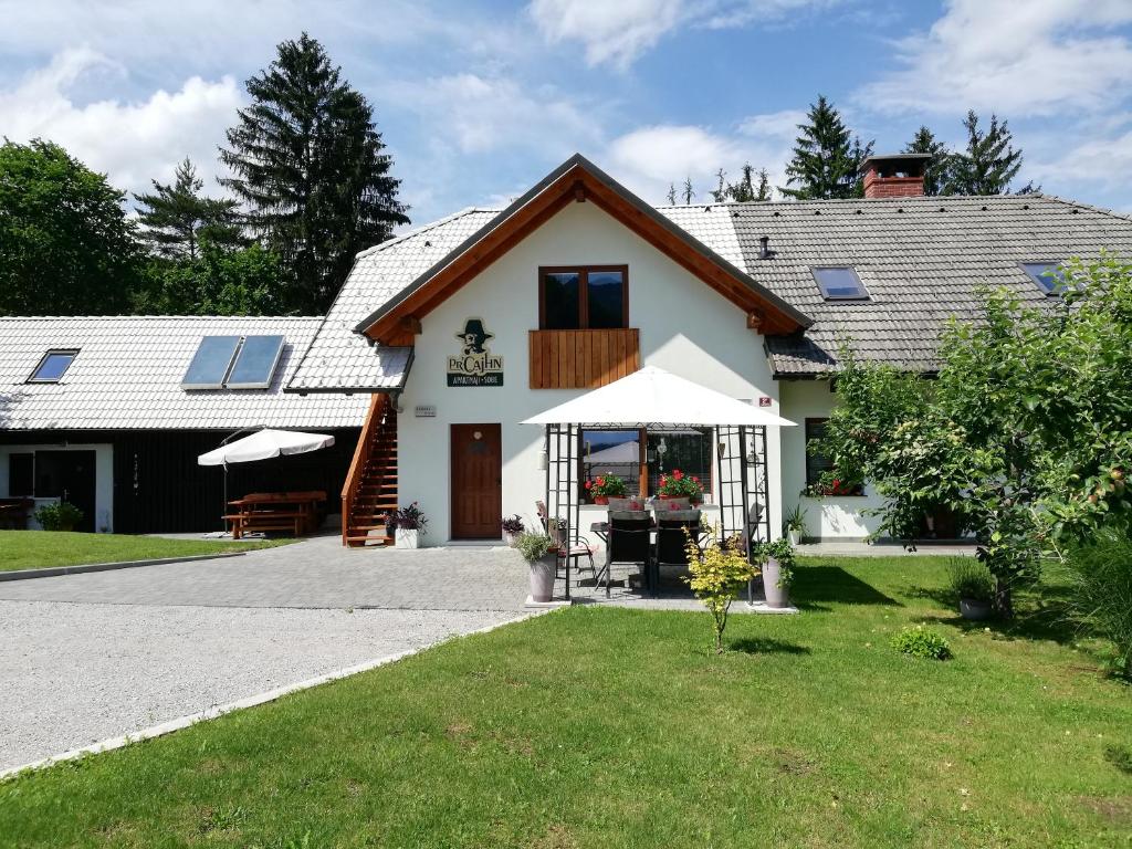 una casa con paneles solares en el techo en PR`Cajhn, en Radovljica