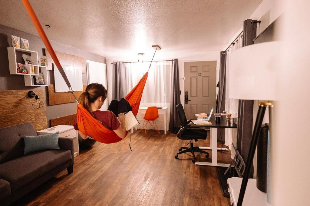 Posezení v ubytování LOGE Bend