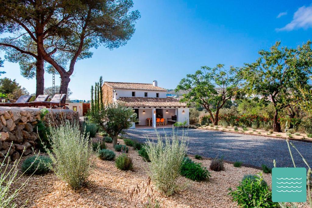 una vista exterior de una casa con jardín en VILLA TOSCANA, en Benissa