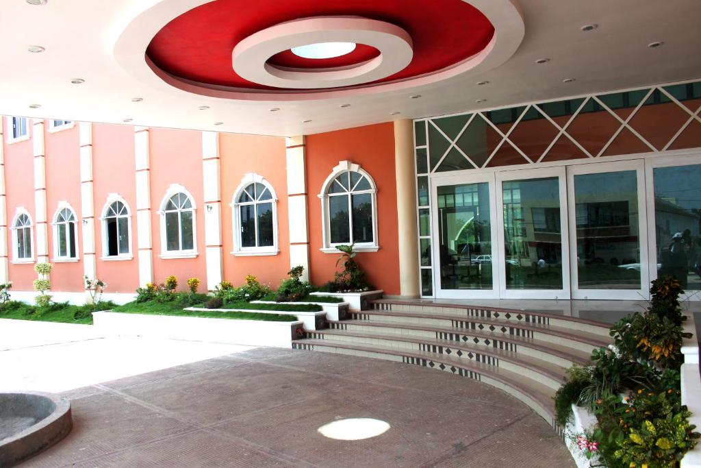 a building with a red ceiling and stairs in front at Hotel Baez Paraiso in Paraíso