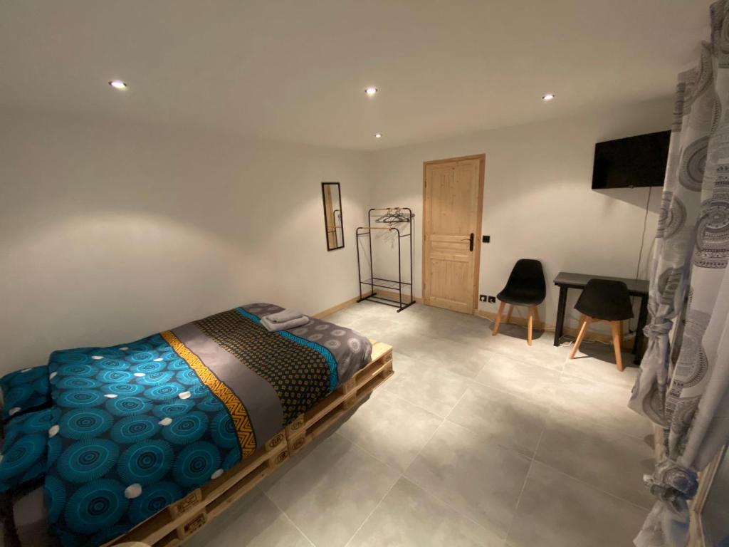 1 dormitorio con 1 cama y escritorio en una habitación en Chambre privée, en Villiers-en-Bière