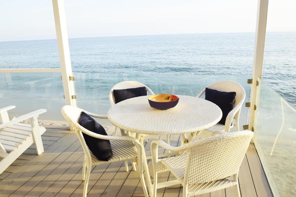 Malibu Private Beach Apartments - Apartment With Sea View