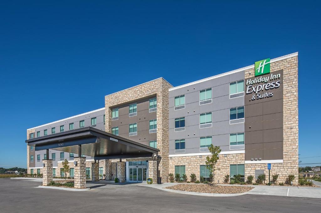 un edificio de oficinas con un cartel en la parte delantera en Holiday Inn Express & Suites - West Omaha - Elkhorn, an IHG Hotel, en Omaha