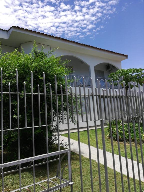  Casa grande com piscina e churrasqueira
