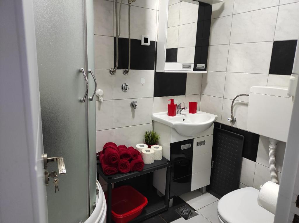 uma pequena casa de banho com lavatório e WC em Triangle studio 4 Divcibare em Divčibare