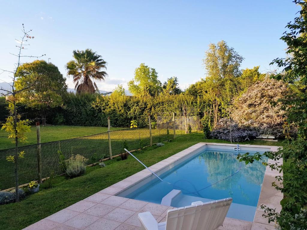 A piscina localizada em Casa en Vistalba para dos personas con yacuzzi de temporada en la terraza ou nos arredores