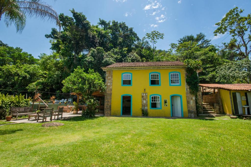 una casa amarilla con patio en Casa Viva Paraty, en Paraty