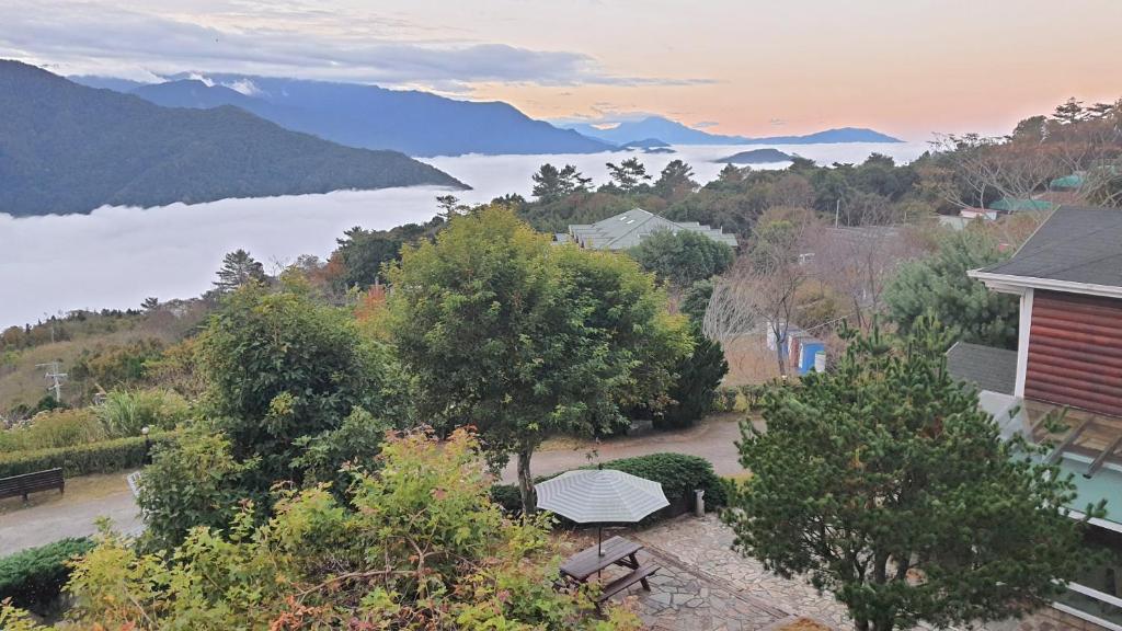 a view of a lake and mountains from a house at Yosemite Park B&B in Ren'ai