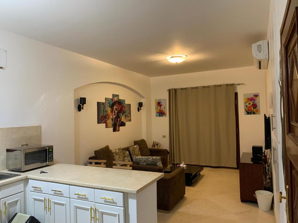 Kuchyň nebo kuchyňský kout v ubytování One-Bedroom apartment ground floor for Rent in El Gouna