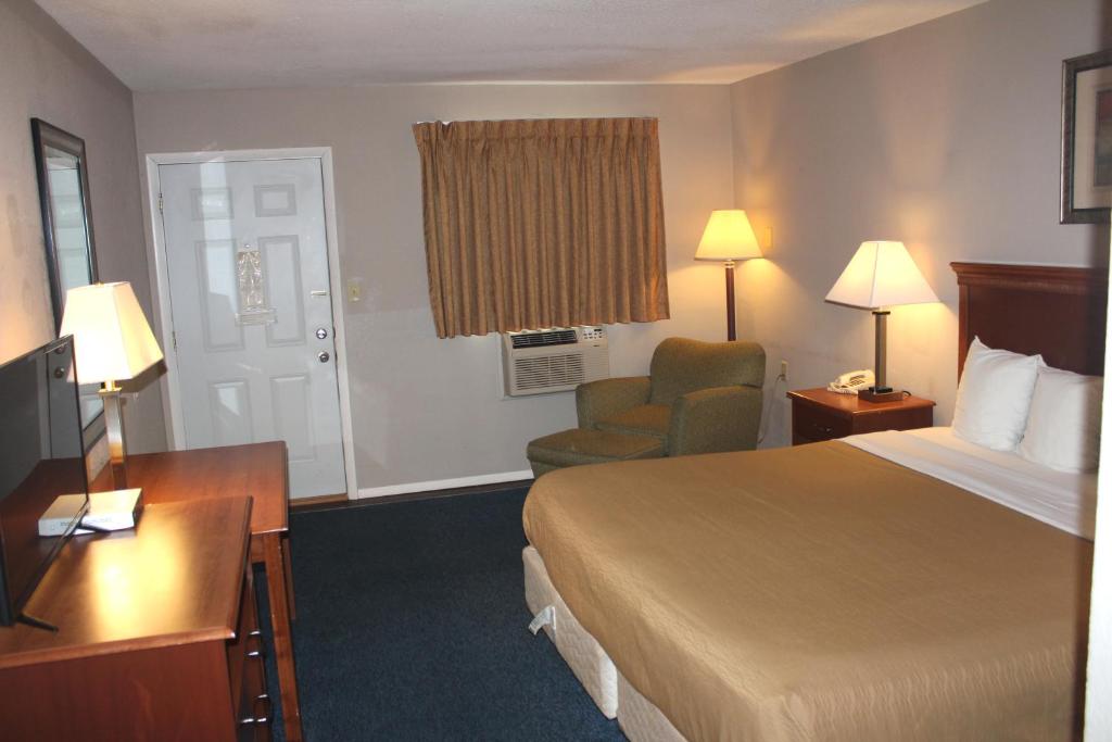 Postel nebo postele na pokoji v ubytování Interstate Motel