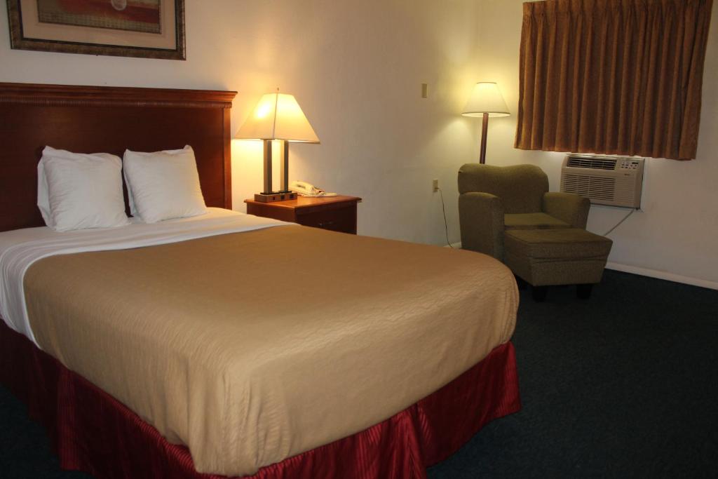 Postel nebo postele na pokoji v ubytování Interstate Motel