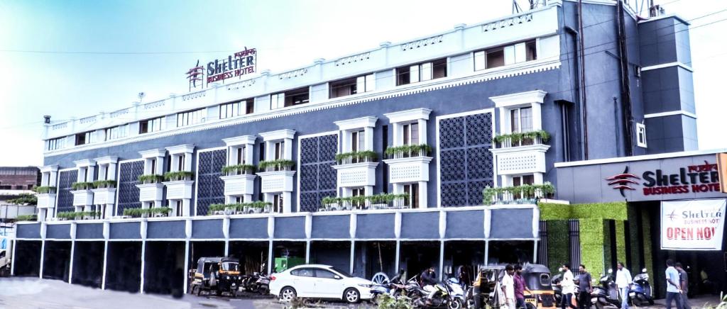 un gran edificio con bicicletas estacionadas frente a él en Rudra Shelter Business Hotel en Vasai