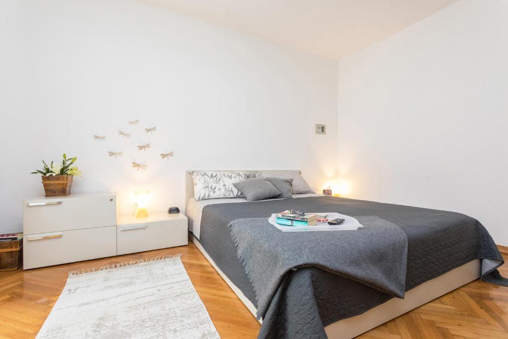 Posteľ alebo postele v izbe v ubytovaní Luxury BonBon next to Banje beach and Old Town, great location