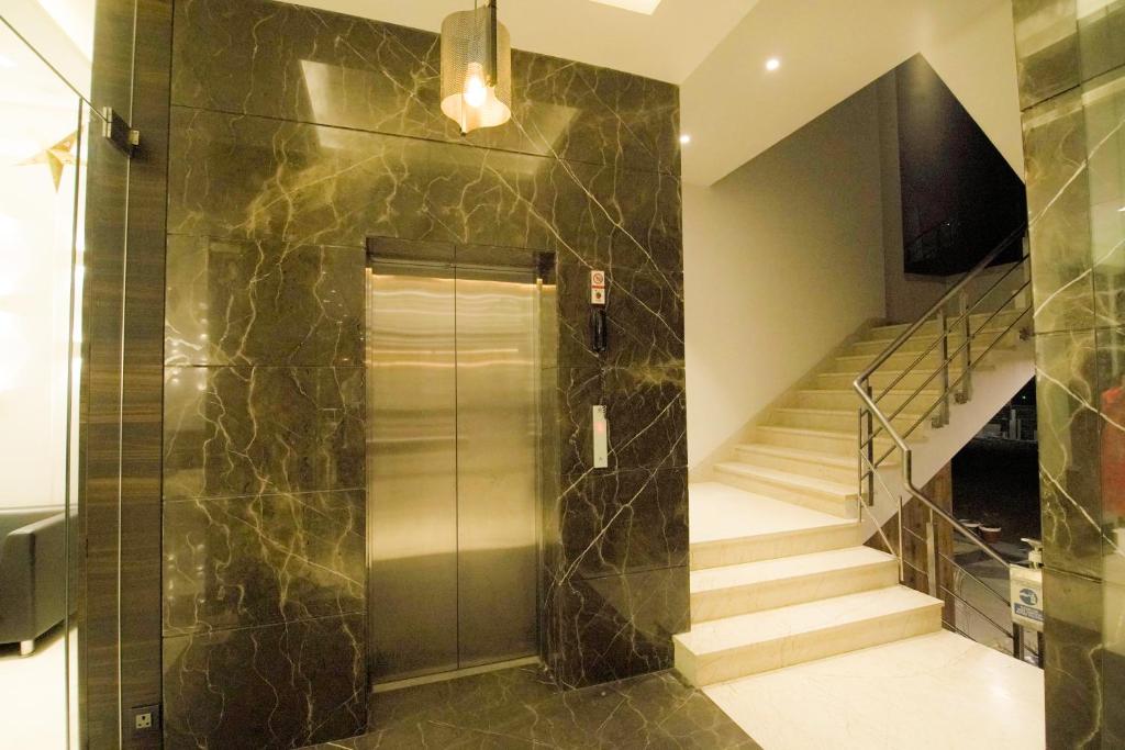 TV a/nebo společenská místnost v ubytování ECONEST HOTEL