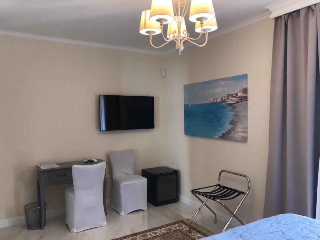 Televízia a/alebo spoločenská miestnosť v ubytovaní Diklo beach rooms-Adults Only