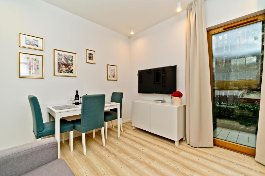 Televízia a/alebo spoločenská miestnosť v ubytovaní BlueApart Verano Residence