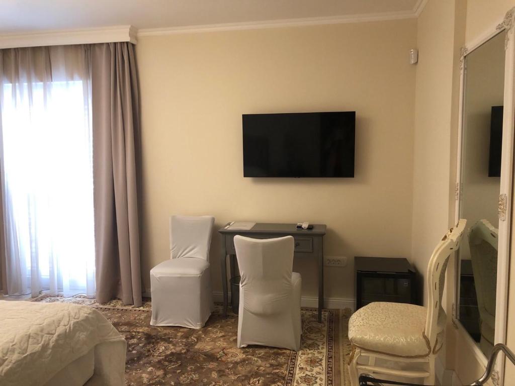 Televízia a/alebo spoločenská miestnosť v ubytovaní Diklo beach rooms-Adults Only