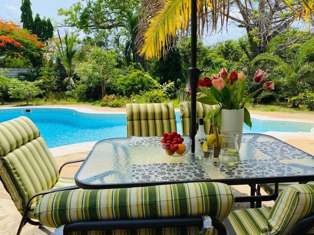 Bazén v ubytování Tradewinds Lodge nebo v jeho okolí