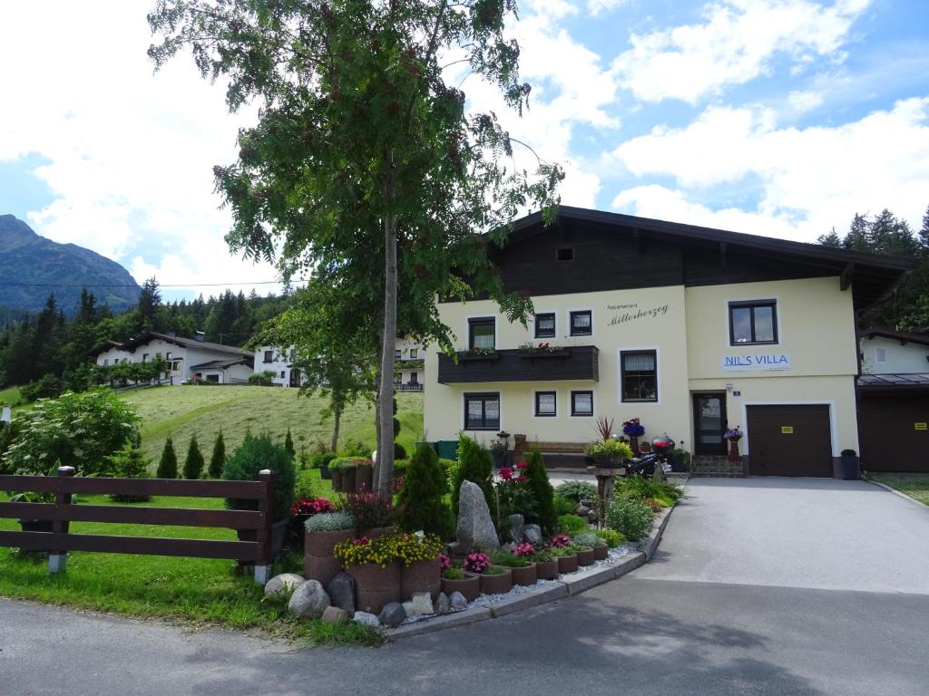 Výhľad na hory alebo výhľad na hory priamo z apartmánu