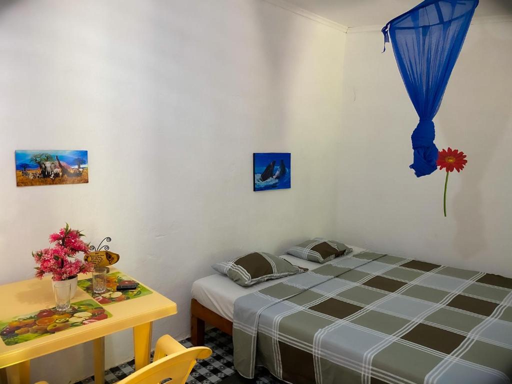 Postel nebo postele na pokoji v ubytování Tradewinds Lodge