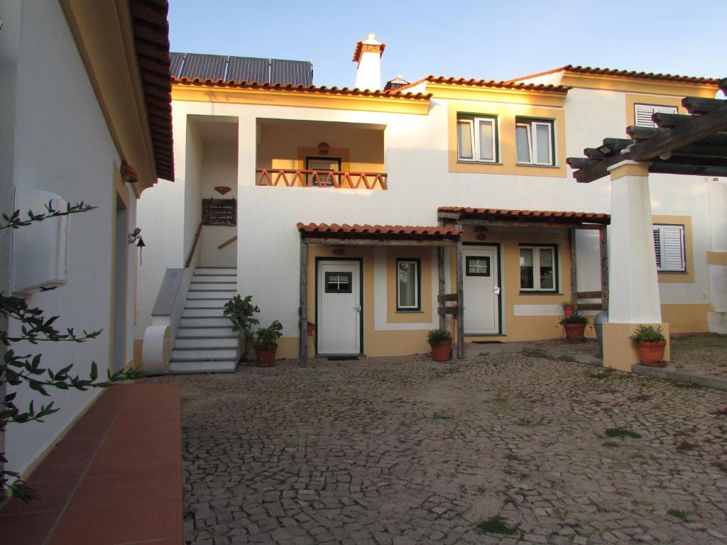 uma casa grande com uma entrada de pedra em Eira Velha em Portalegre
