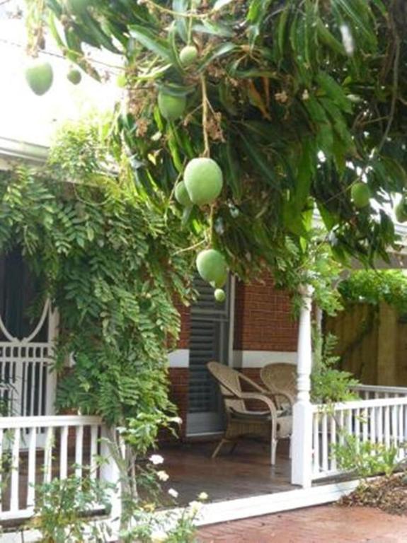 Ein Garten an der Unterkunft Lakeside Bed & Breakfast