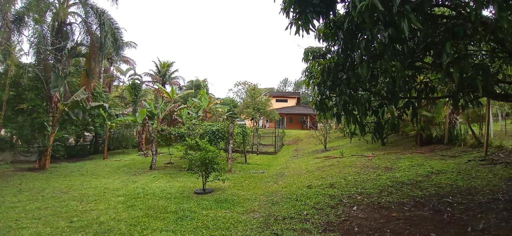  Chácara Recanto dos Pássaros com Rio no terreno