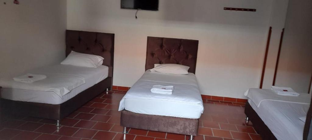 En eller flere senger på et rom på Posada San Luis