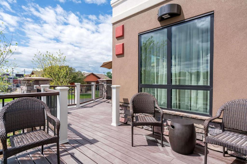 Ramada by Wyndham Minneapolis Golden Valley photo