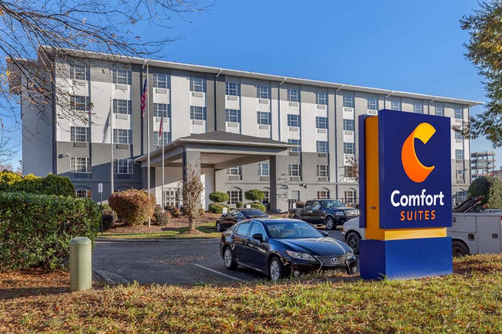 un coche aparcado frente a un edificio con un cartel de suites confort en Comfort Suites Pineville - Ballantyne Area, en Charlotte